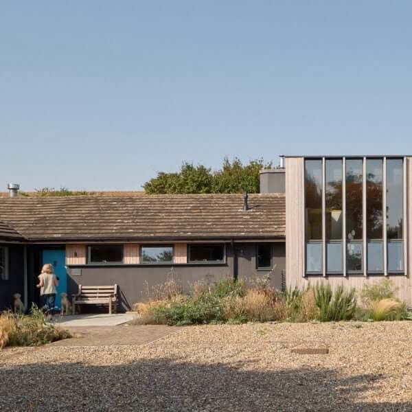 Mole Architects добавляет разгибание древесины к броску Stone's Throw Bungalow