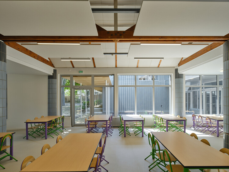 Реконструкция детской школы / Croixmariebourdon Architectes Associées - Интерьерная фотография, столовая, дерево, стекло, стул