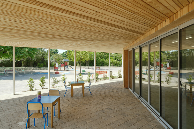 Реконструкция детской школы / Croixmariebourdon Architectes Associées - Интерьерная фотография, столовая, дерево