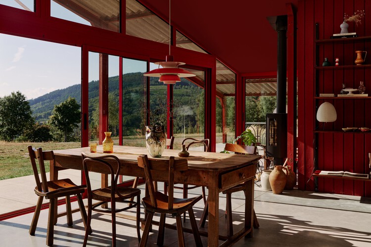 La Grange Rouge House / Sigurd Larsen - Интерьерная фотография, столовая, дерево, стол, стул, луч