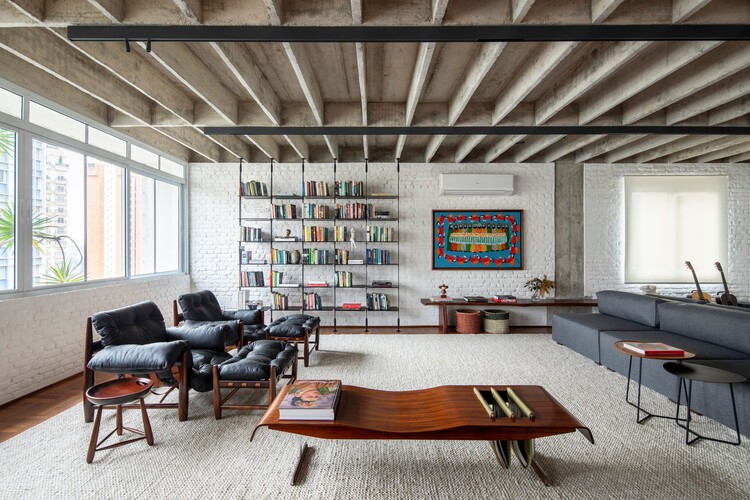 Higienópolis Apartment / Bloco arquitetos - Интерьерная фотография, гостиная, древесина, диван, стол, стул, луча