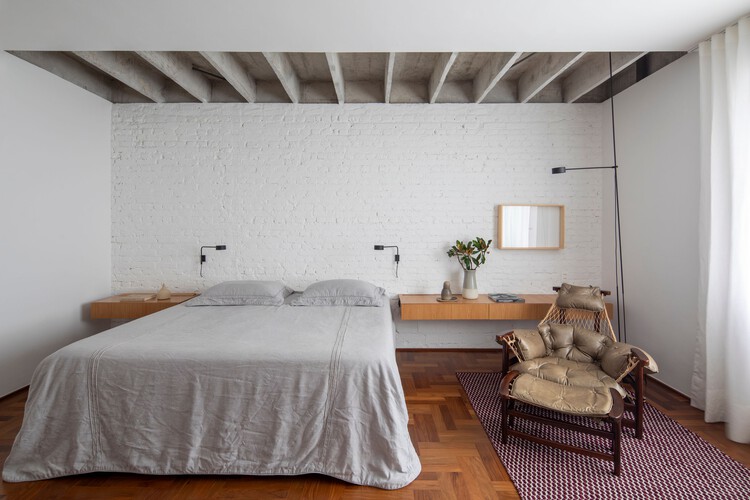 Higienópolis Apartment / Bloco arquitetos - Интерьерная фотография, спальня, кровать, дерево, освещение