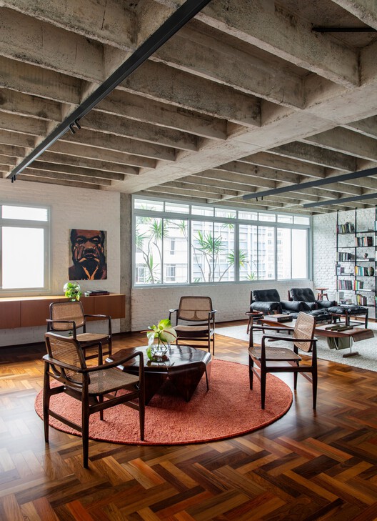 Higienópolis Apartment / Bloco arquitetos - Интерьерная фотография, гостиная, дерево, стол, стул, освещение