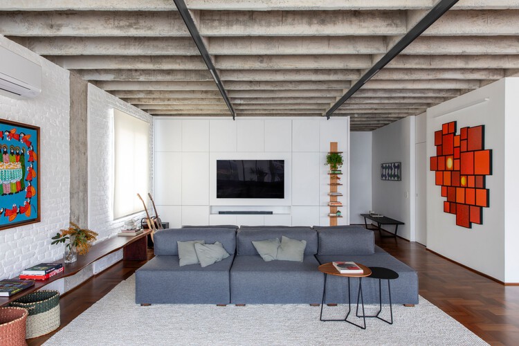 Higienópolis Apartment / Bloco arquitetos - Интерьерная фотография, гостиная, диван, дерево, стол, освещение, стул