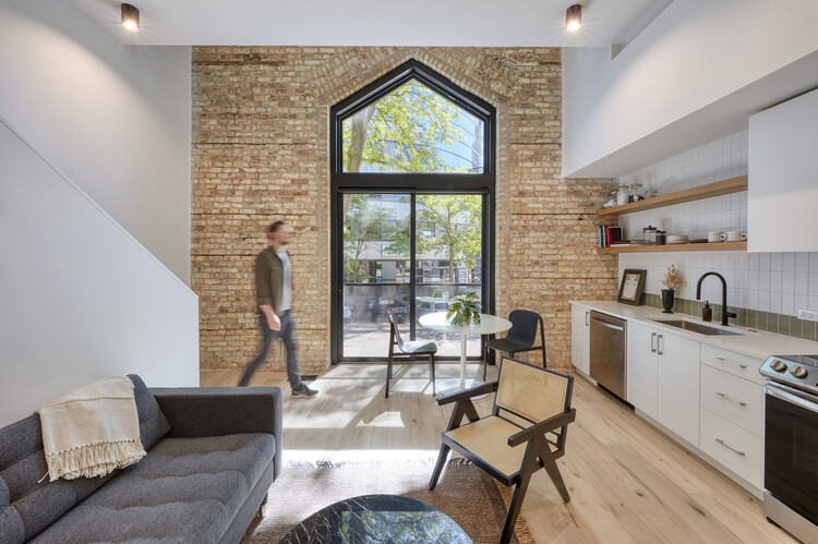 Lodge Evanston / ISA - Architects Interface Studio - Внутренняя фотография, дверь, кирпич, стул