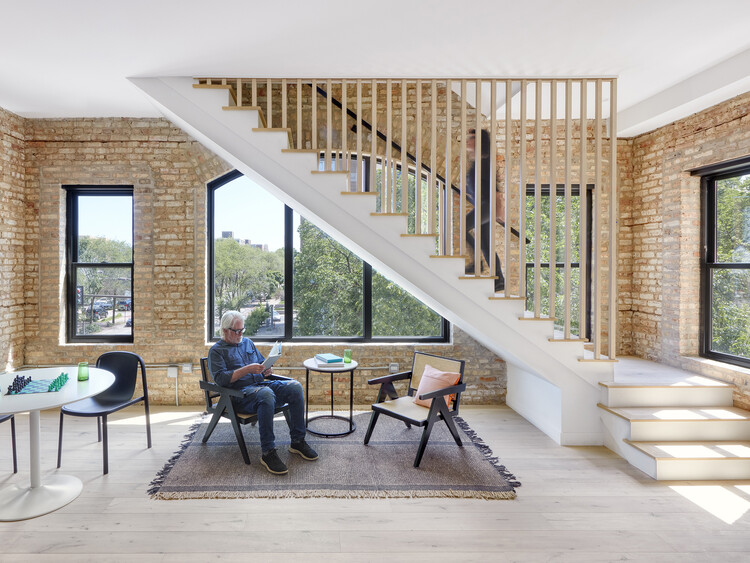 Lodge Evanston / ISA - Architects Interface Studio - Интерьерная фотография, лестница, дерево, освещение, кресло, поручни