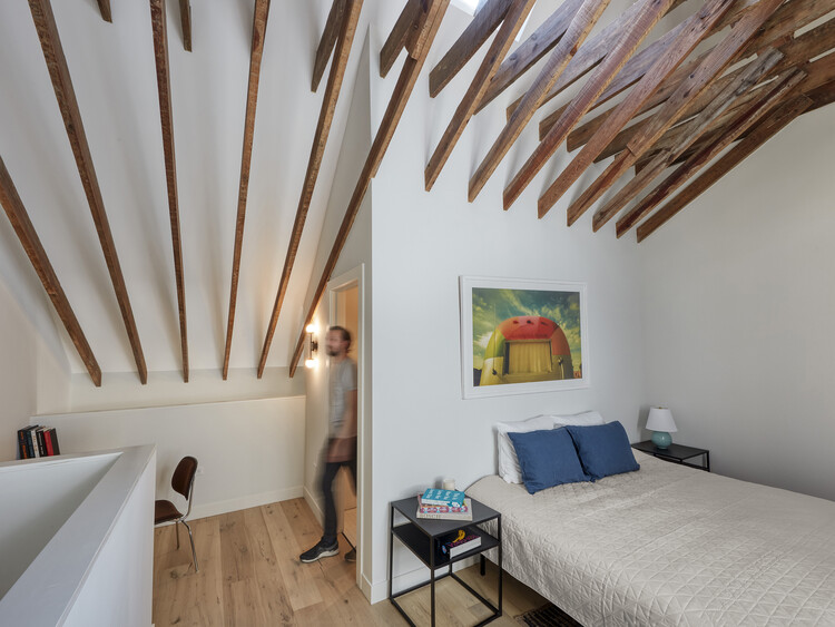 Lodge Evanston / ISA - Architects Interface Studio - Интерьерная фотография, спальня, дерево, освещение, луч