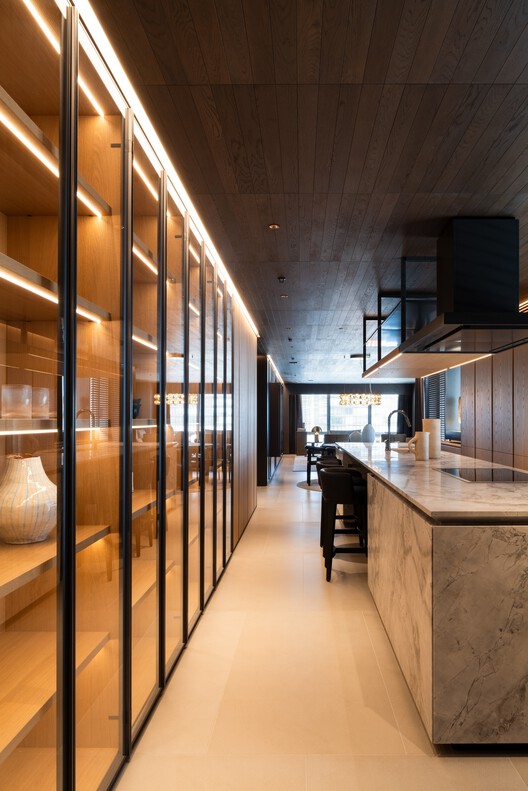 Morandi Apartment / Apollo Architects & Associates - Интерьерная фотография, кухня, дерево, освещение, столешница, стекло