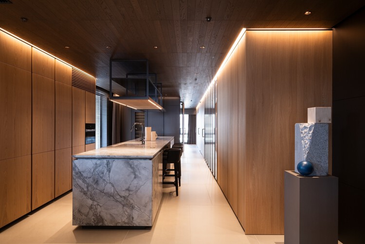 Morandi Apartment / Apollo Architects & Associates - Интерьерная фотография, кухня, дерево, столешница, освещение, стекло, стул