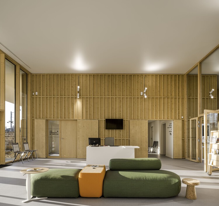 Культурный центр Boma / Marjan Hessamfar & Joe Vérons Architectes Associés - Интерьерная фотография, гостиная, дерево, стул
