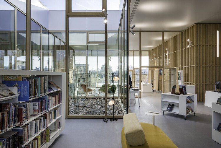 Культурный центр Boma / Marjan Hessamfar & Joe Vérons Architectes Associés - Внутренняя фотография, стекло, стеллажи, освещение, стул