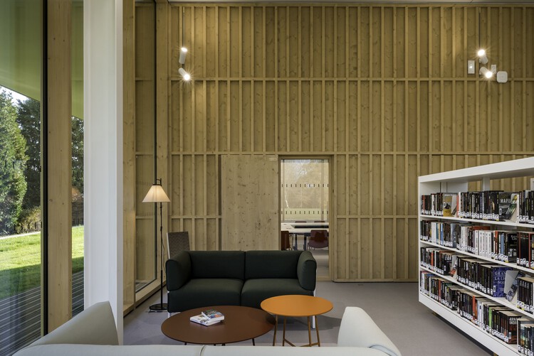 Культурный центр Boma / Marjan Hessamfar & Joe Vérons Architectes Associés - Интерьерная фотография, гостиная, дерево, стеллажи, стекло, стул