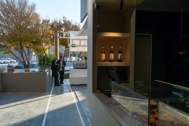 Ходячий навес (3ra Café Bistro) / Paad Architects - Интерьерная фотография, кухня, стекло