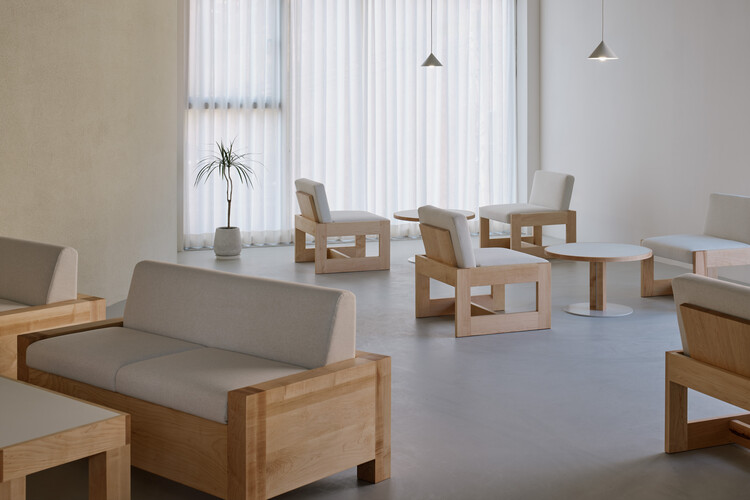 Ozbe Cafe / Kkol Studio - Интерьерная фотография, гостиная, дерево, стул