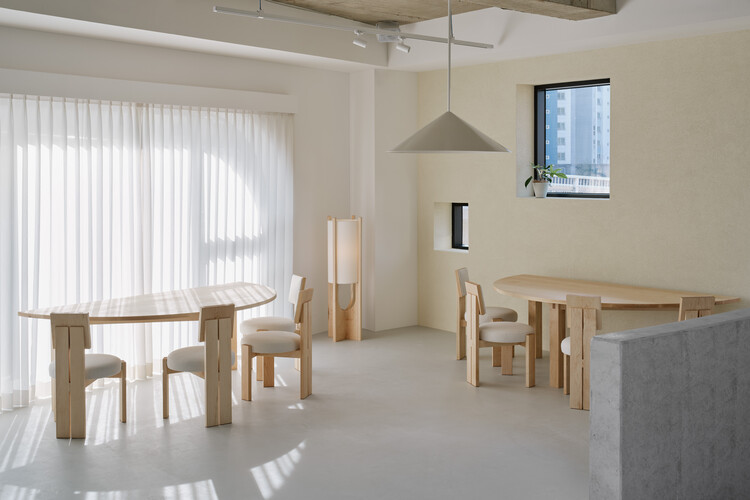 Ozbe Cafe / Kkol Studio - Интерьерная фотография, столовая, дерево, стул