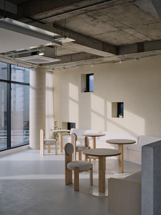 Ozbe Cafe / Kkol Studio - Интерьерная фотография, стул