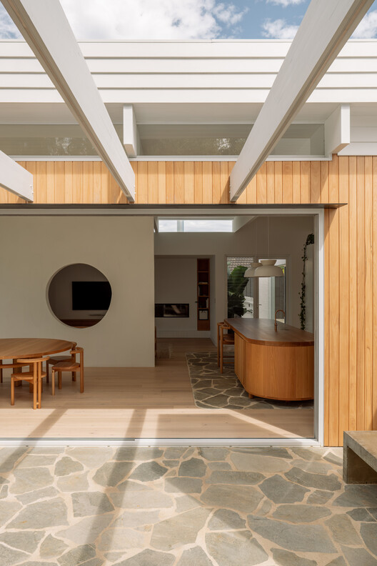 ISO - Внутренняя смена за пределами дома / Ply Architecture - Интерьерная фотография, кухня, дерево, луч