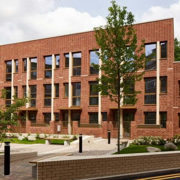 Сатиш Джассальные Архитекторы завершают социальное жилье Red Brick Rowan