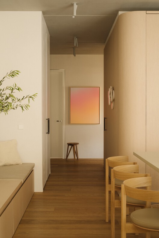 Am Tacheles Apartment / Takk Studio + Iwetta Ullenboom - Интерьерная фотография, дерево, стол, освещение, стул