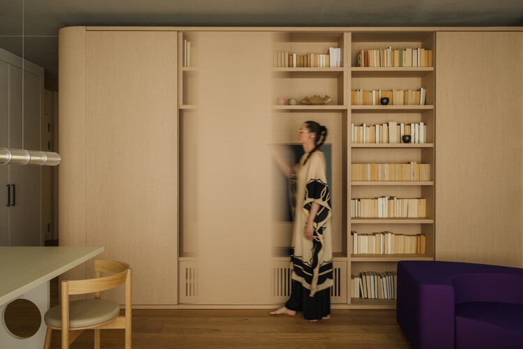 Am Tacheles Apartment / Takk Studio + Iwetta Ullenboom - Интерьерная фотография, шкаф, дерево, стеллажи