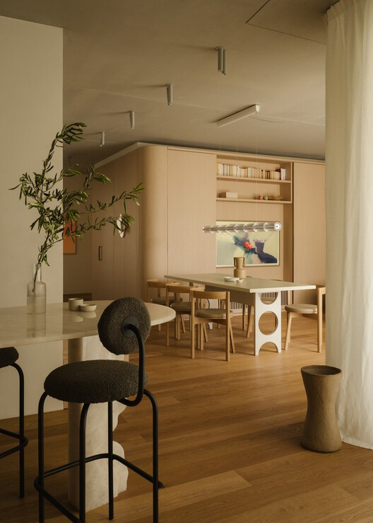 Am Tacheles Apartment / Takk Studio + Iwetta Ullenboom - Интерьерная фотография, столовая, дерево, стол, освещение, стул