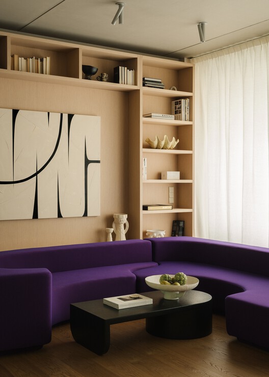Am Tacheles Apartment / Takk Studio + Iwetta Ullenboom - Интерьерная фотография, диван, дерево, освещение, стеллажи