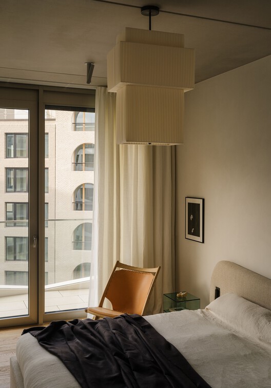 Am Tacheles Apartment / Takk Studio + Iwetta Ullenboom - Интерьерная фотография, спальня, дерево, освещение, кровать