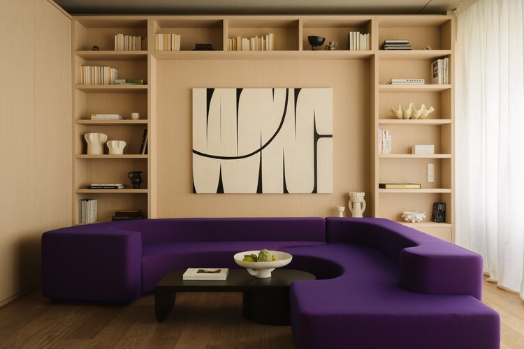 Am Tacheles Apartment / Takk Studio + Iwetta Ullenboom - Интерьерная фотография, шкаф, диван, дерево, освещение, стеллажи