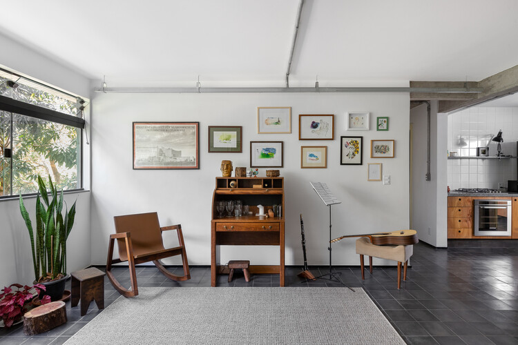 Nietzsche Apartment / Tribeira - Интерьерная фотография, дерево, освещение, стол, стул
