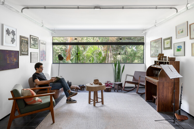 Nietzsche Apartment / Tribeira - Интерьерная фотография, освещение, стол, стеллажи, стул