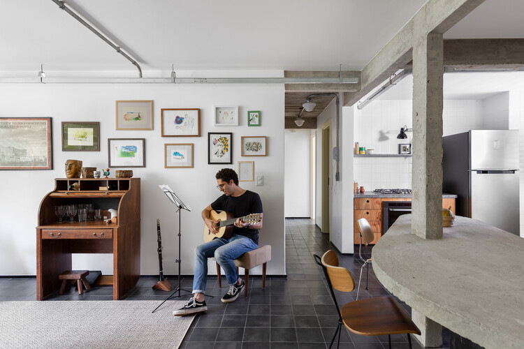 Nietzsche Apartment / Tribeira - Интерьерная фотография, стол, освещение, стул