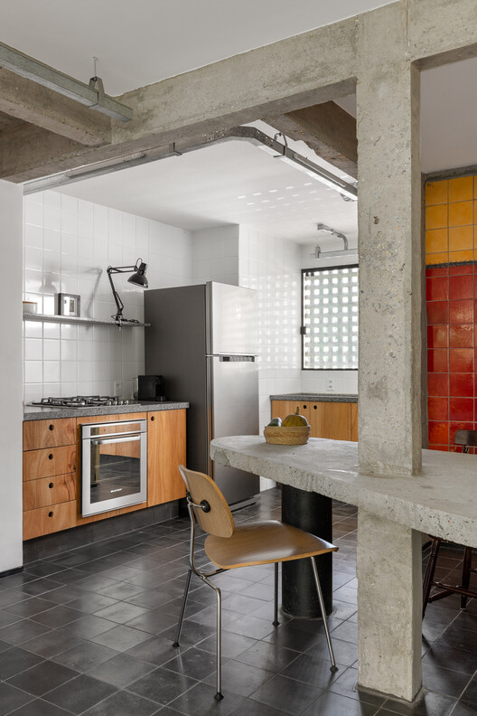 Nietzsche Apartment / Tribeira - Интерьерная фотография, кухня, столешница, стул, раковина