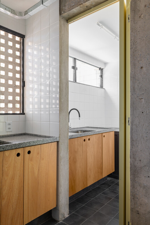 Nietzsche Apartment / Tribeira - Интерьерная фотография, дерево, столешница, раковина