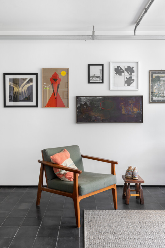 Nietzsche Apartment / Tribeira - Интерьерная фотография, дерево, стул, стол