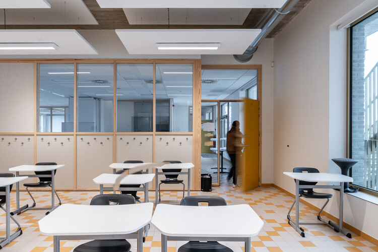 Egied van Broeckoven School / B2AI - Интерьерная фотография, дерево, освещение, стекло, стул