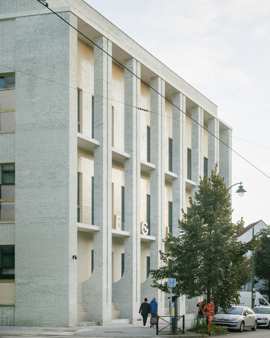 Egied van Broeckoven School / B2AI - внешняя фотография, стекло, бетон