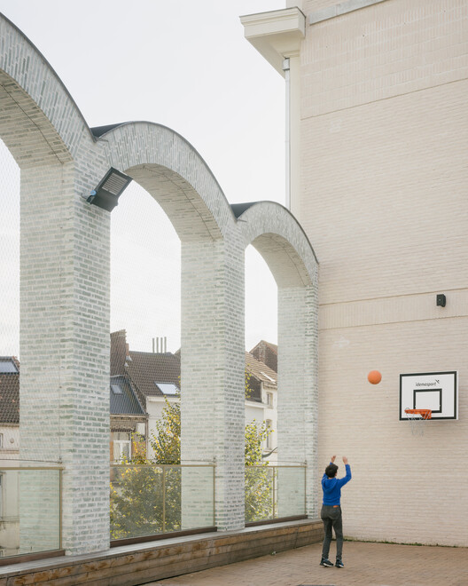 Egied van Broeckoven School / B2AI - Интерьерная фотография, арка, бетон, аркада
