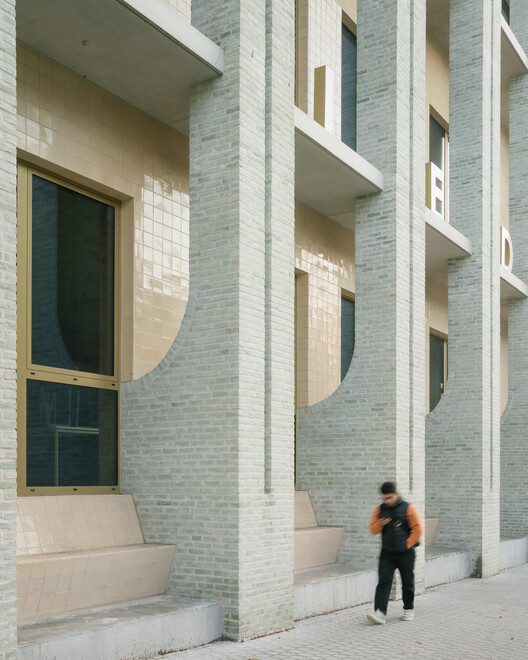 Egied van Broeckenoven School / B2AI - Интерьерная фотография, бетон, колонка