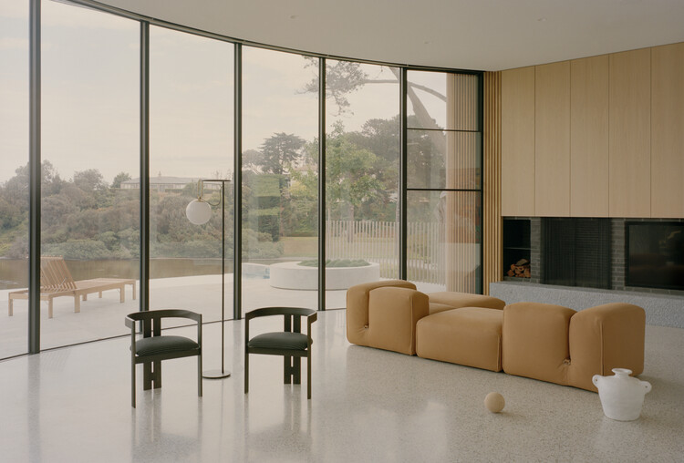 Point Nepean House / Pandolfini Architects - Интерьерная фотография, стул, стекло
