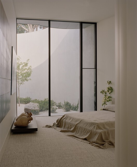 Point Nepean House / Pandolfini Architects - Интерьерная фотография, спальня, дерево, кровать, стекло