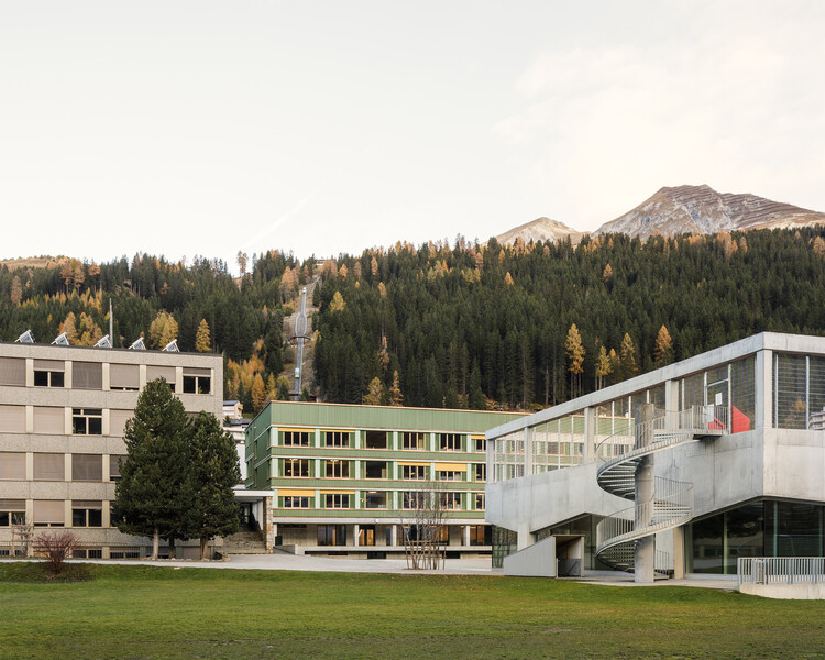 Школьная трансформация Davos / Cura Architekten - Внешняя фотография