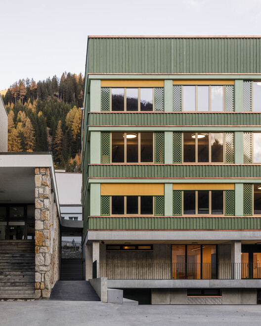 Школьная трансформация Давоса / Cura Architekten - Внешняя фотография, бетон