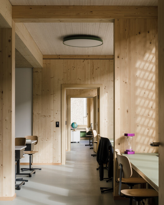 Школа Davos Transformation / Cura Architekten - Интерьерная фотография, столовая, дерево, стол, стул