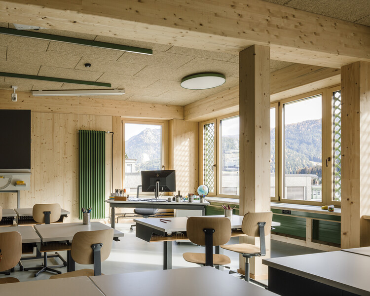 Школа Davos Transformation / Cura Architekten - Интерьерная фотография, столовая, стул
