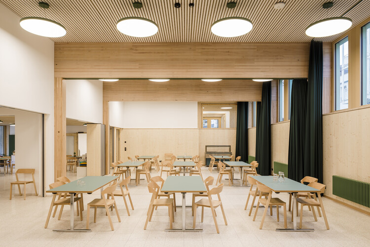 Школьная трансформация Davos / Cura Architekten - Интерьерная фотография, столовая, дерево, стул