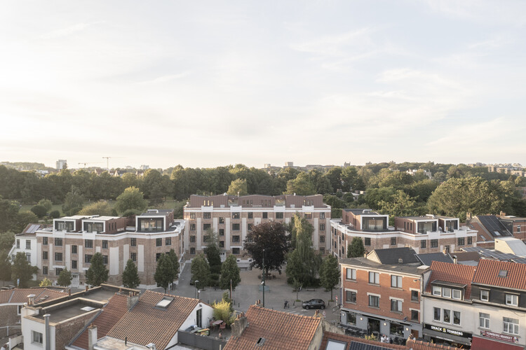 Roche Fatale Social Housing Reportation / P & P Architectes + Atelier D'Architecture A4 - внешняя фотография, вид с аэрофотоснимком, балкон