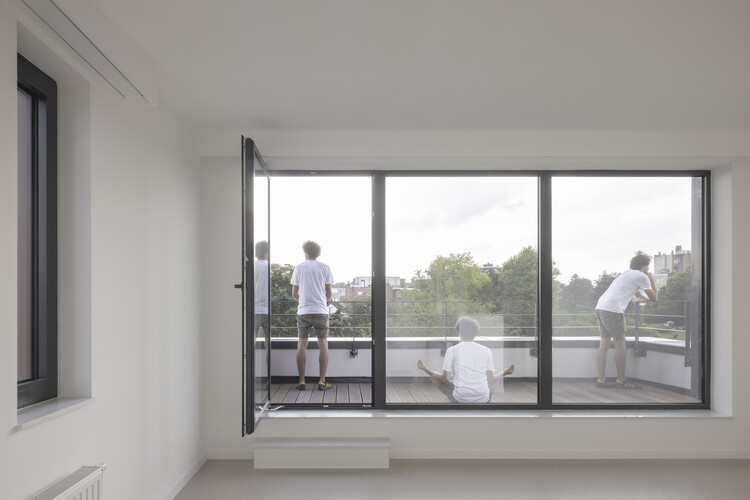 Roche Fatale Social Housing Reportion / P & P Architectes + Atelier D'Architecture A4 - Интерьерная фотография, стекло, балкон