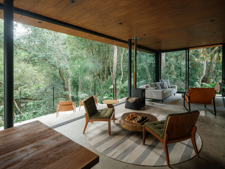 Guapuruvus House / Cornetta Arquitetura - Интерьерная фотография, гостиная, дерево, стол, стул