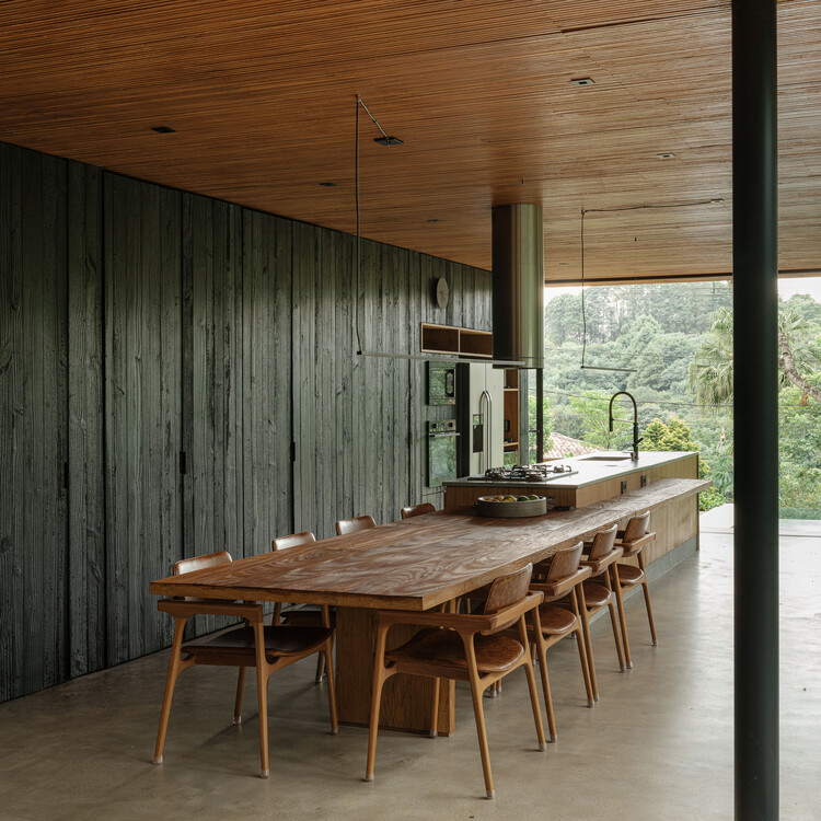 Guapuruvus House / Cornetta arquitetura - Интерьера, столовая, дерево, стол, стул