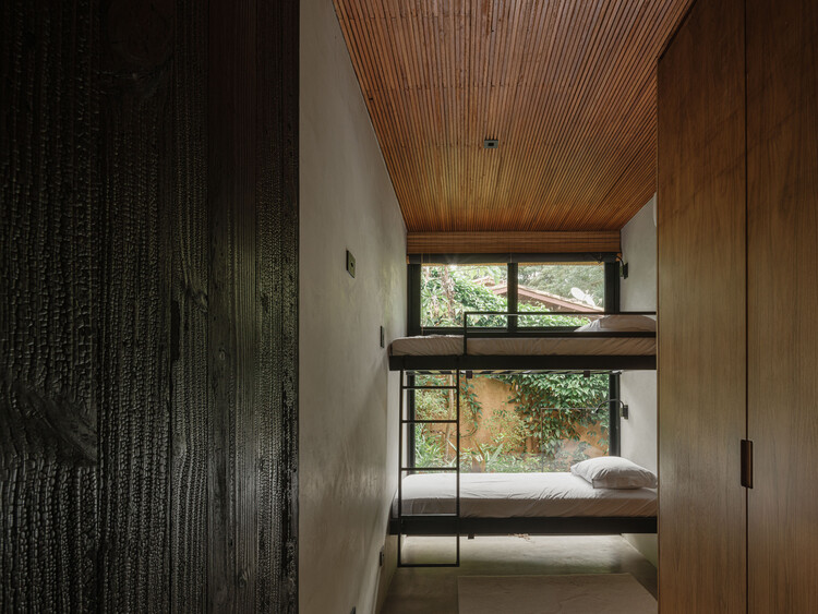 Guapuruvus House / Cornetta arquitetura - Интерьерная фотография, дерево, луч